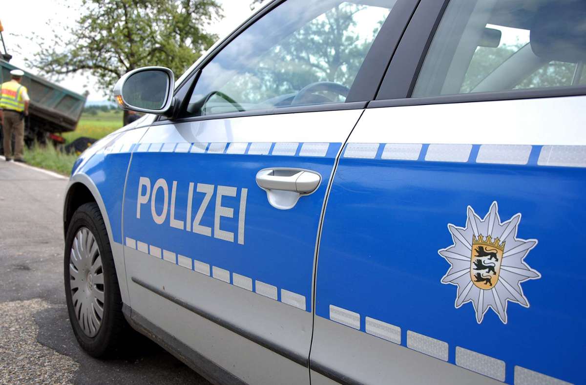 Auf Parkplatz in Sindelfingen: Unbekannter zerkratzt Auto und zersticht Reifen