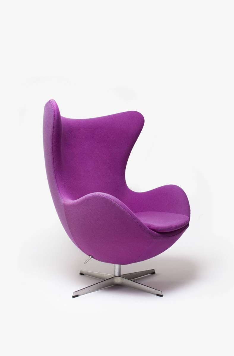 Den „Ei“-Sessel hat der Däne Arne Jacobsen 1958 entworfen. Den Sessel gibt es bis heute beim Hersteller Fritz Hansen in vielen Farbvarianten und mit unterschiedlichen Bezügen. Er kostet je nach Ausstattung von 6700 bis 14000 Euro oder noch mehr, falls der passende Fußhocker dazu kommt.