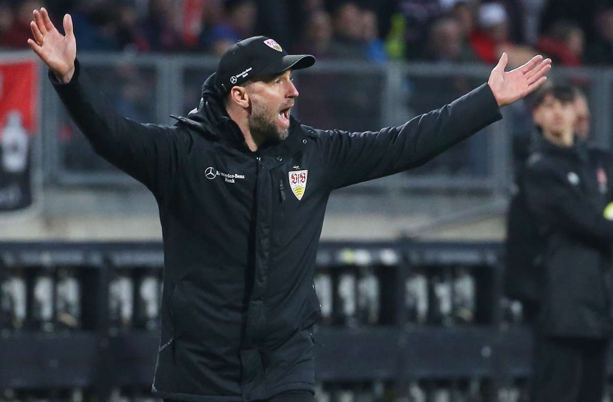 Der neue VfB-Trainer Sebastian Hoeneß blickt dem Spiel in Bochum zuversichtlich entgegen.