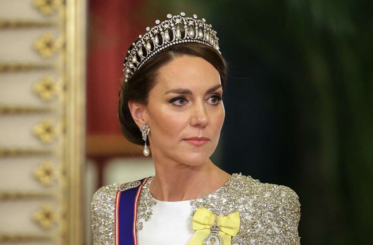 2022 begleitete die „Lover’s Knot Tiara“ Kate zu ihrem ersten Staatsbankett als Prinzessin von Wales.