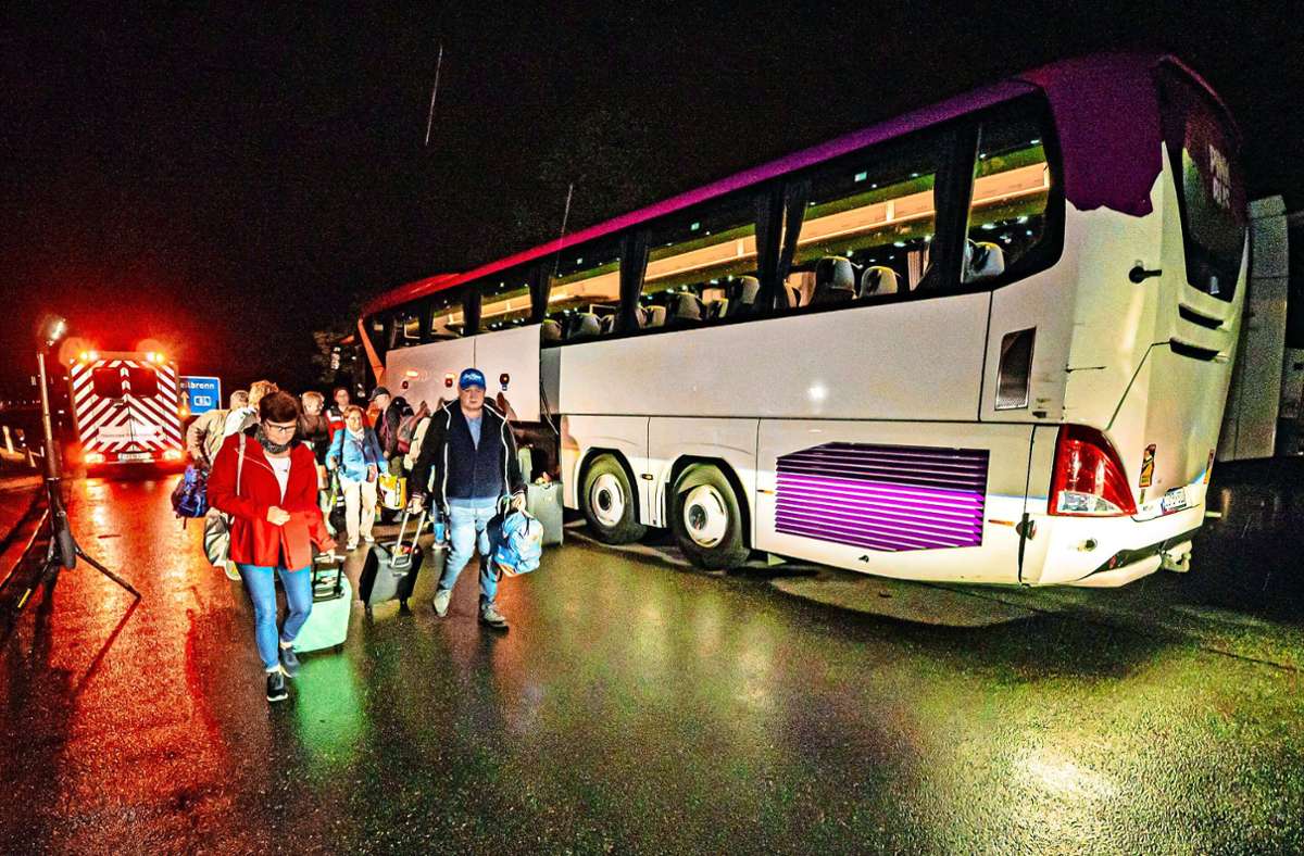 Heimweg: Die gestrandete Reisegruppe verlässt den Bus.
