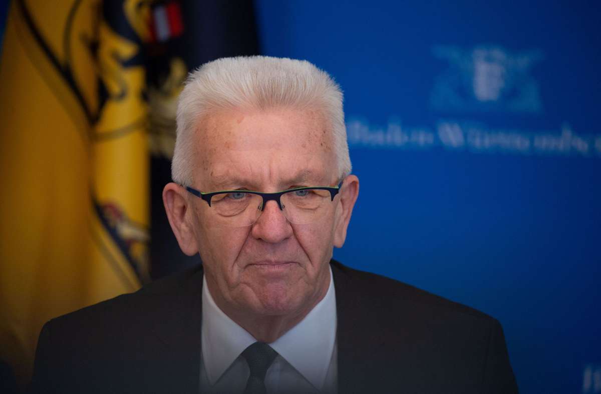 Winfried Kretschmann musste sich aus Zeitgründen von seinem Arbeitsplatz im Staatsministerium zuschalten.