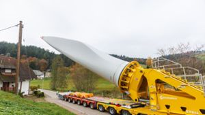 68 Meter langer Windflügel rollt durch Schwarzwald