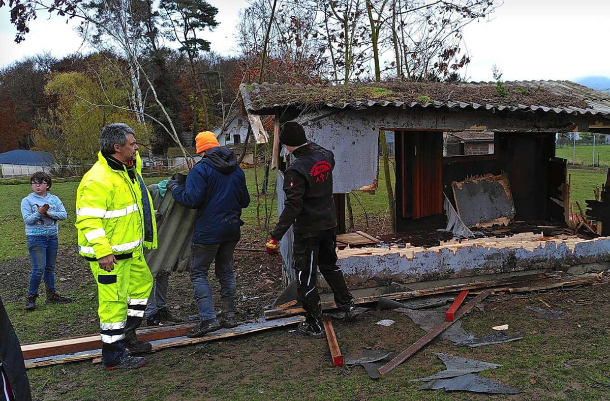 Die Ehrenamtlichen vom SGH räumten unter anderem Trümmer auf und  fällten Bäume.