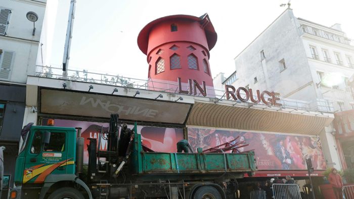 Mühlrad des Pariser Cabarets Moulin Rouge stürzt ab