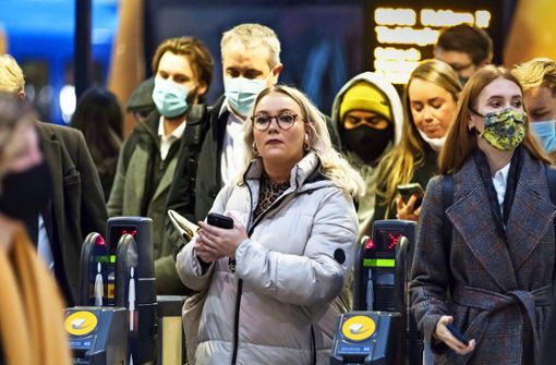 In England fällt die Maskenpflicht, abgesehen von der U-Bahn in London. Foto: imago//WIktor Szymanowicz