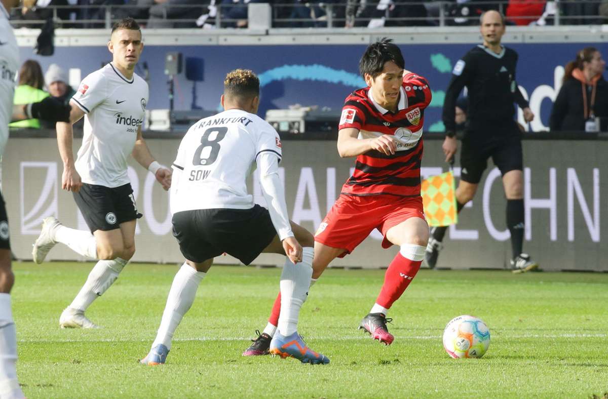 Der Vorbereiter des Stuttgarter Ausgleichs bei Eintracht Frankfurt: Genki Haraguchi (rechts).
