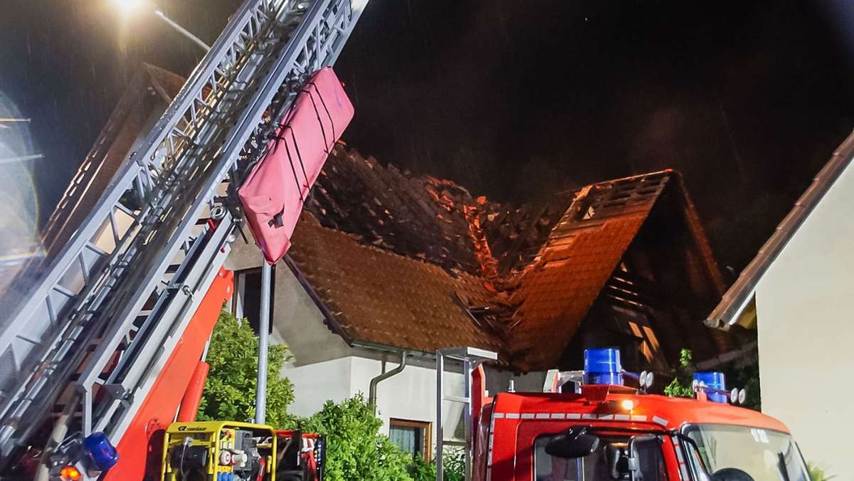 Unwetter in Stuttgart und Region: Blitz setzt Dachstuhl in Brand