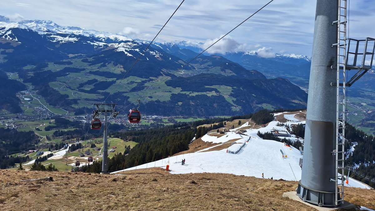 Unfall: Deutsche prallt in Tirol mit Gleitschirm gegen Seilbahn