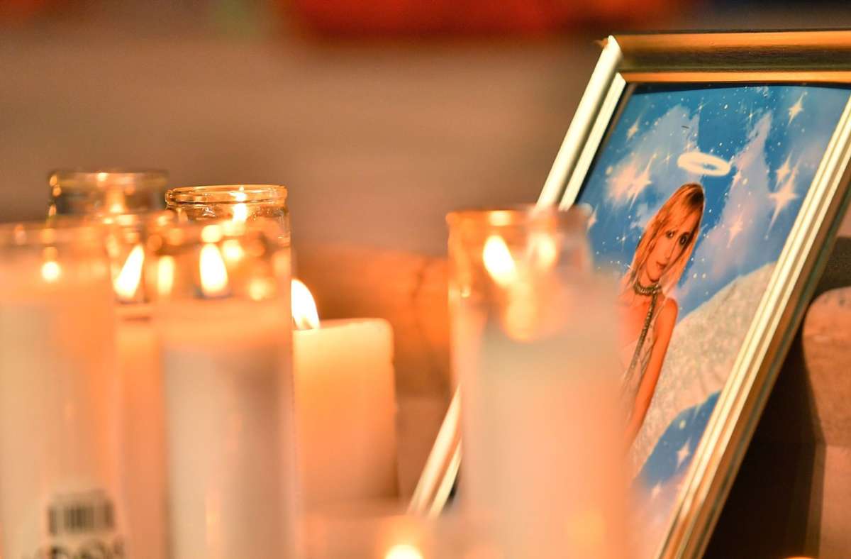 Kerzen erinnern an die tote Kamerafrau Halyna Hutchins Foto: AFP/Sam Wasson