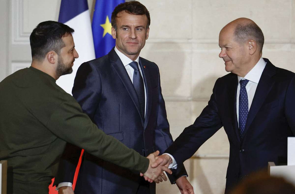 Treffen in Paris: Selenskyj fordert von Scholz und Macron Kampfjets