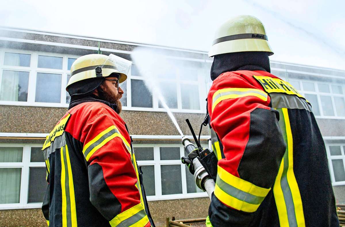 Freiwillige Feuerwehr Hildrizhausen: Übungsrauch vernebelt das Treppenhaus