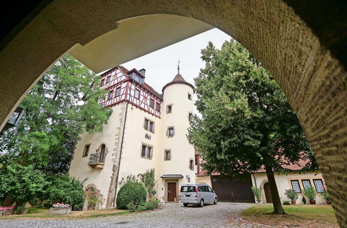 Das Alte Schloss, hier im Bild, bildet mit dem Neuen Schloss das Schloss Münchingen.