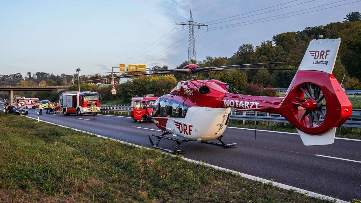 Der Helikopter der Luftrettung landete auf der Bundesstraße und brachte den verletzten Fahrer in eine Klinik.