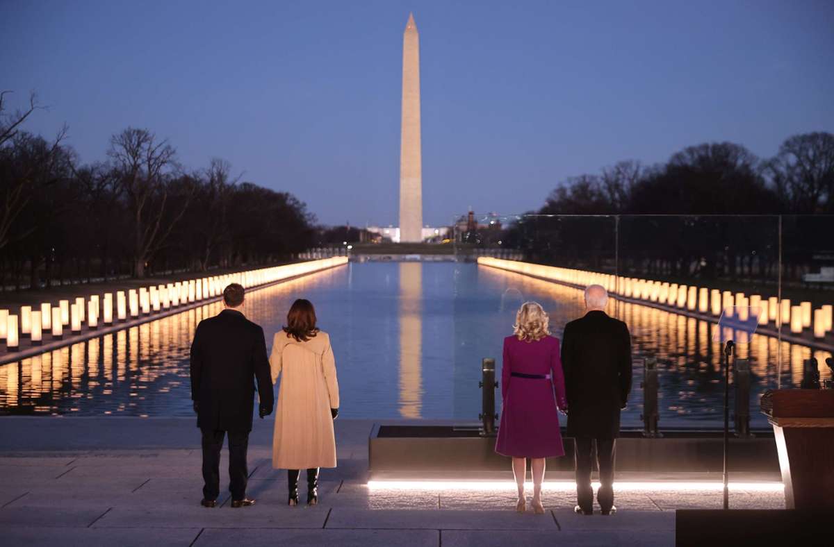 Joe und Jill Biden (rechts) gedenken zusammen mit Kamala Harris und „Second Gentleman“ Doug Emhoff den Toten der Corona-Pandemie.