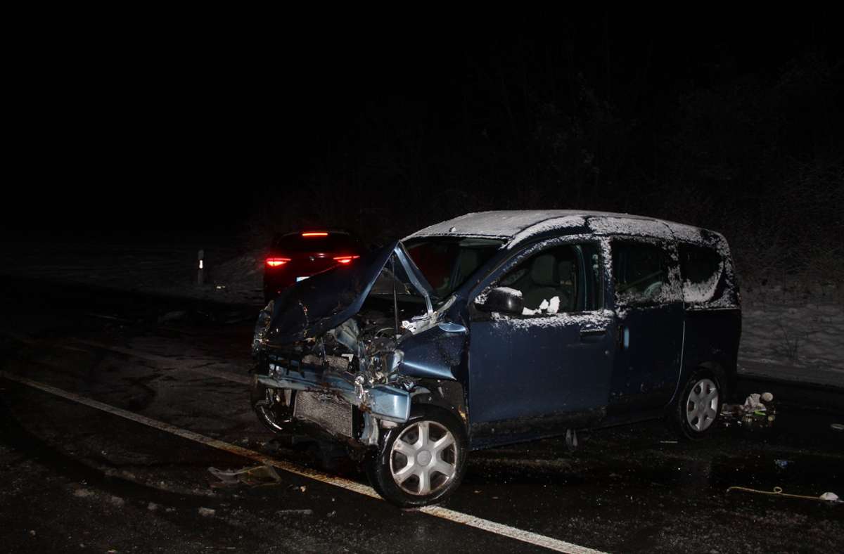Unfall in Renningen: Zwei Autos kollidieren auf B295 – zwei Verletzte