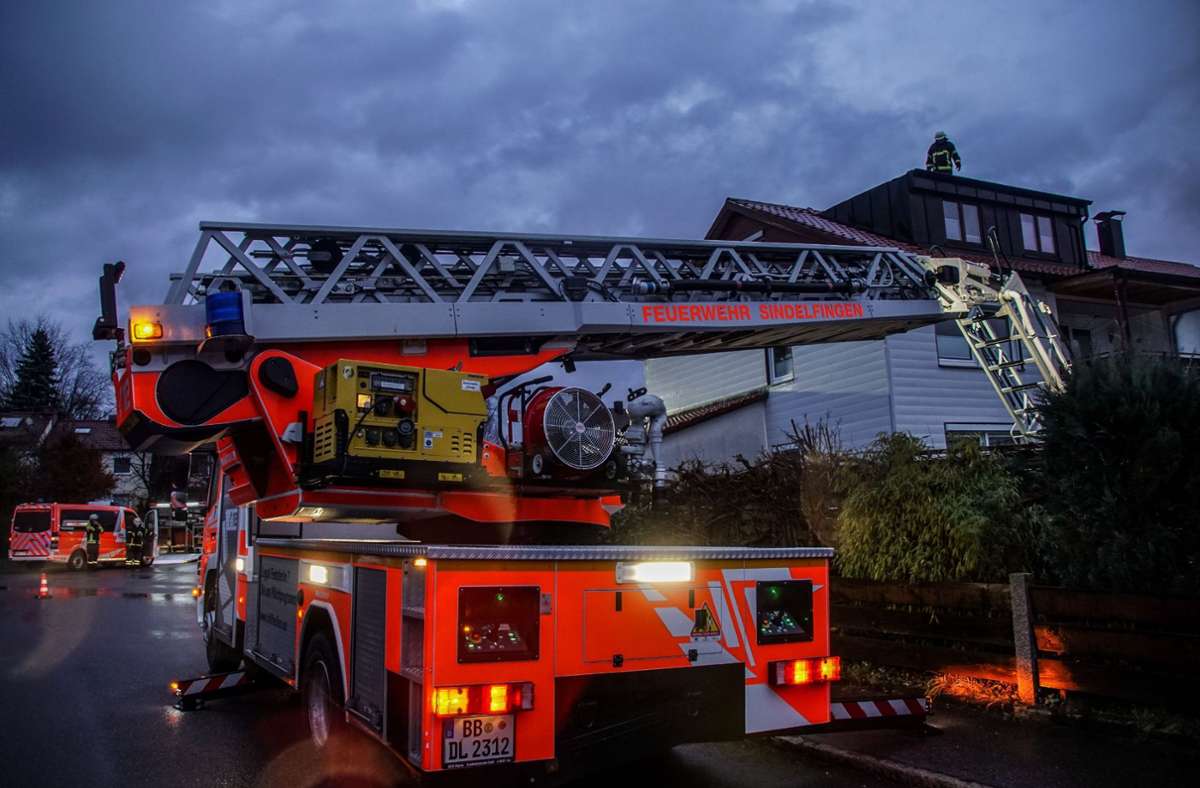 Feuerwehreinsatz in Sindelfingen: Sturm deckt Dach ab