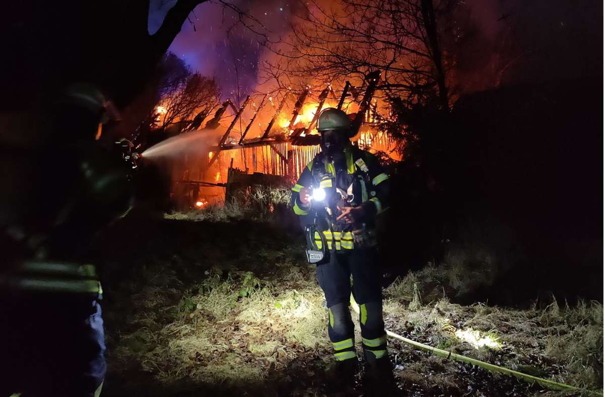 Gartenhausbrand in Öschelbronn. War Funkenflug von einer  nahe liegenden Feuerstelle  die Ursache? Foto: SDMG/SDMG / Dettenmeyer
