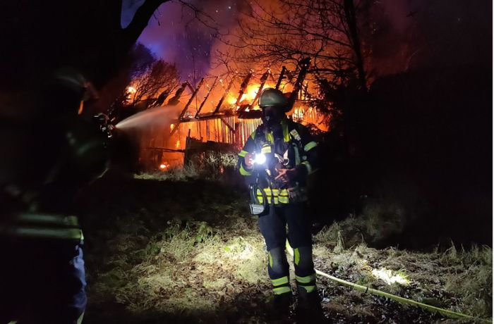 Feuerwehreinsatz in Öschelbronn: Gartenhaus brennt vollständig ab