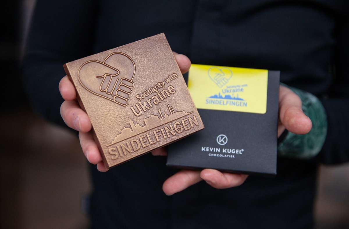 Ukraine-Aktion des Sindelfinger Chocolatiers: Kevin Kugel fertigt Sonderedition an