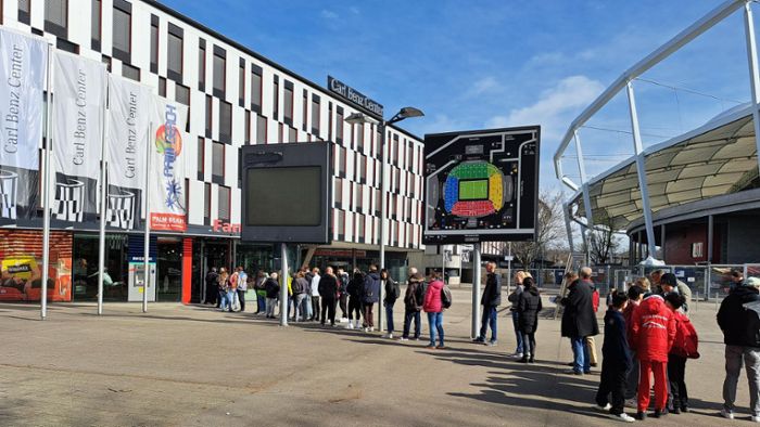 Lange Schlangen wegen Bayern-Tickets – und glückliche Käufer vor Ort