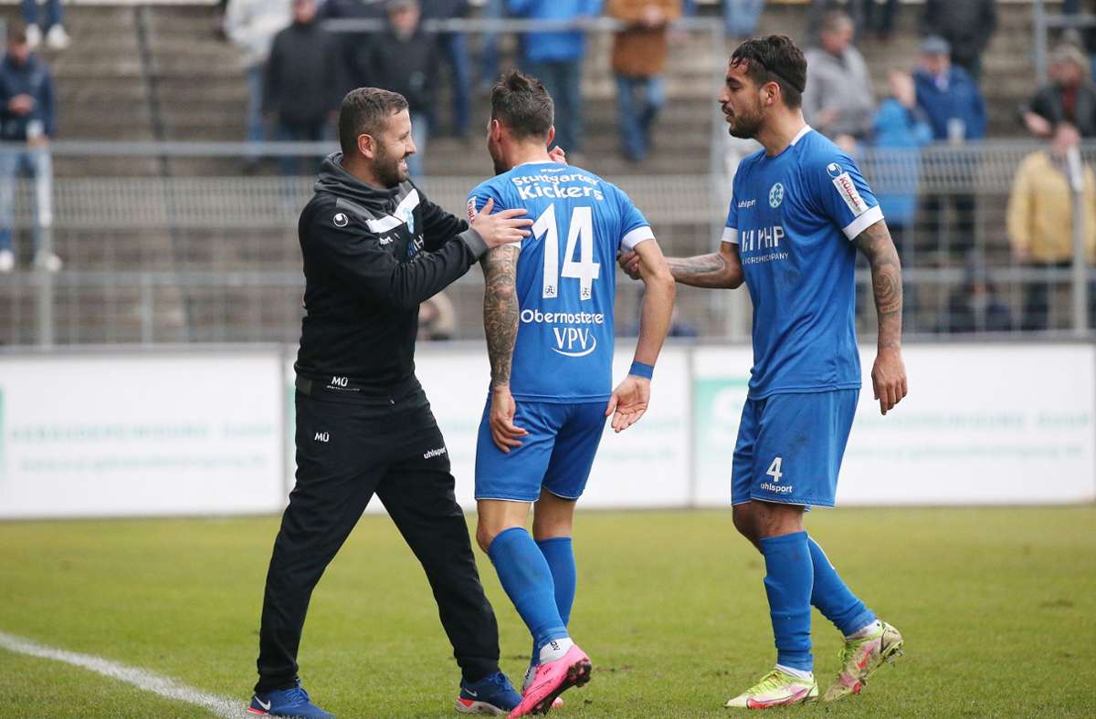 Trainer Mustafa Ünal und Denis Zagaria (re.) beglückwünschen Markus Obernosterer zu seinem Tor zum 1:0.