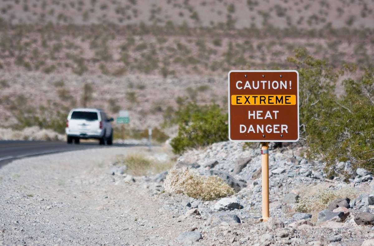 Ein Schild an der Straße warnt vor extremer Hitze in Death Valley.