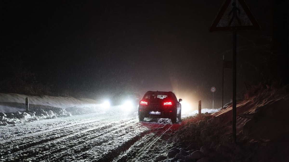 Schnee in Deutschland: Unfälle und Menschen in Not nach Wintereinbruch