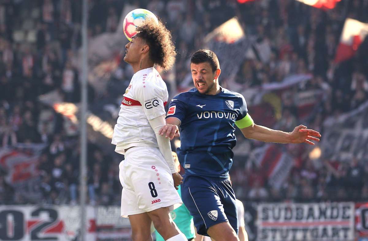 Enzo Millot bot eine starke Vorstellung – hier im Kopfballduell mit Bochums Kapitän Anthony Losilla. Wir haben die Leistungen der VfB-Spieler beim VfL bewertet.