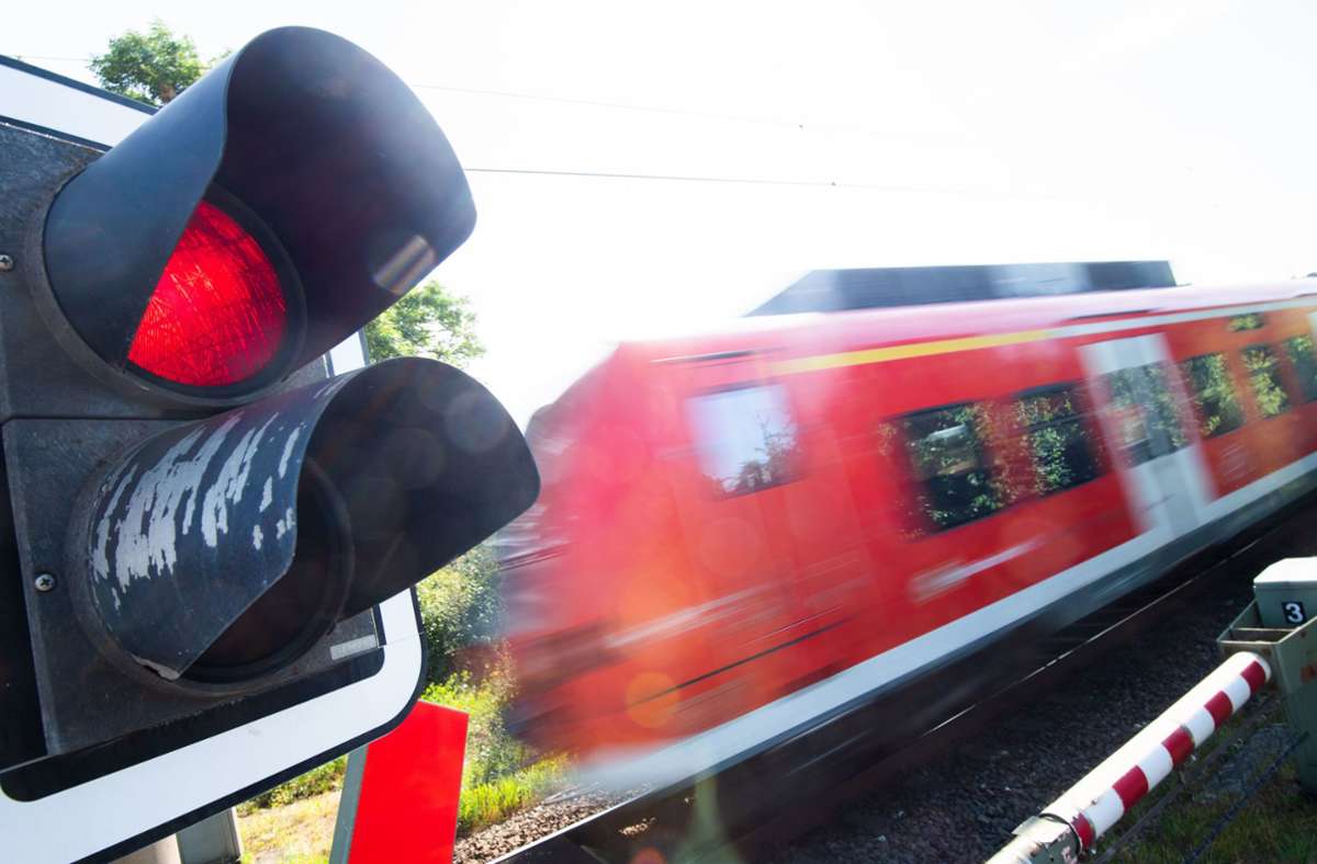 Unfall in Niedersachsen: 17-Jähriger wird  von Zug erfasst und stirbt