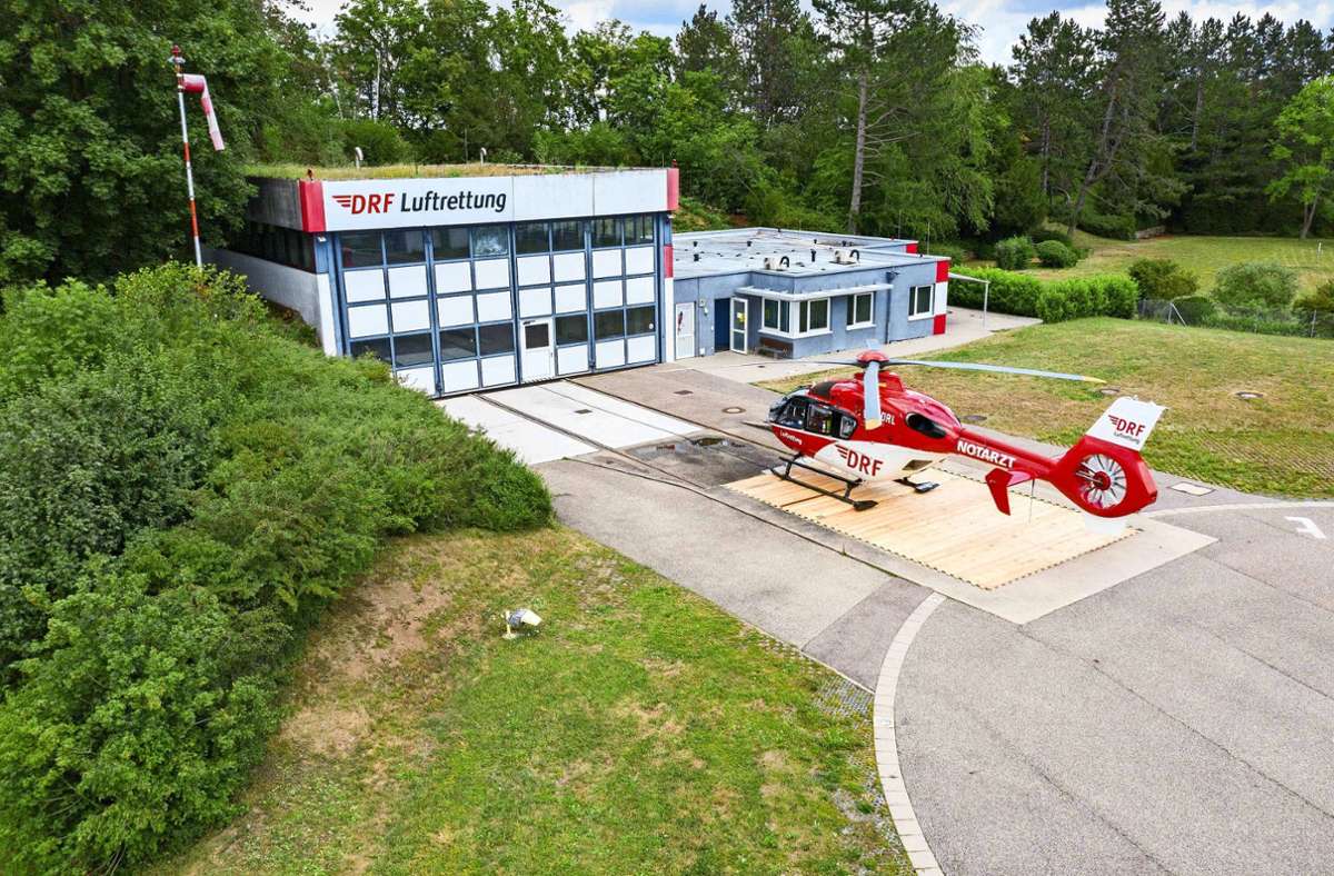 Am Leonberger Krankenhaus steht ein voll ausgerüsteter Hangar mit einem Hubschrauberlandeplatz. Foto: DRF Luftrettung/Jan Ohmen
