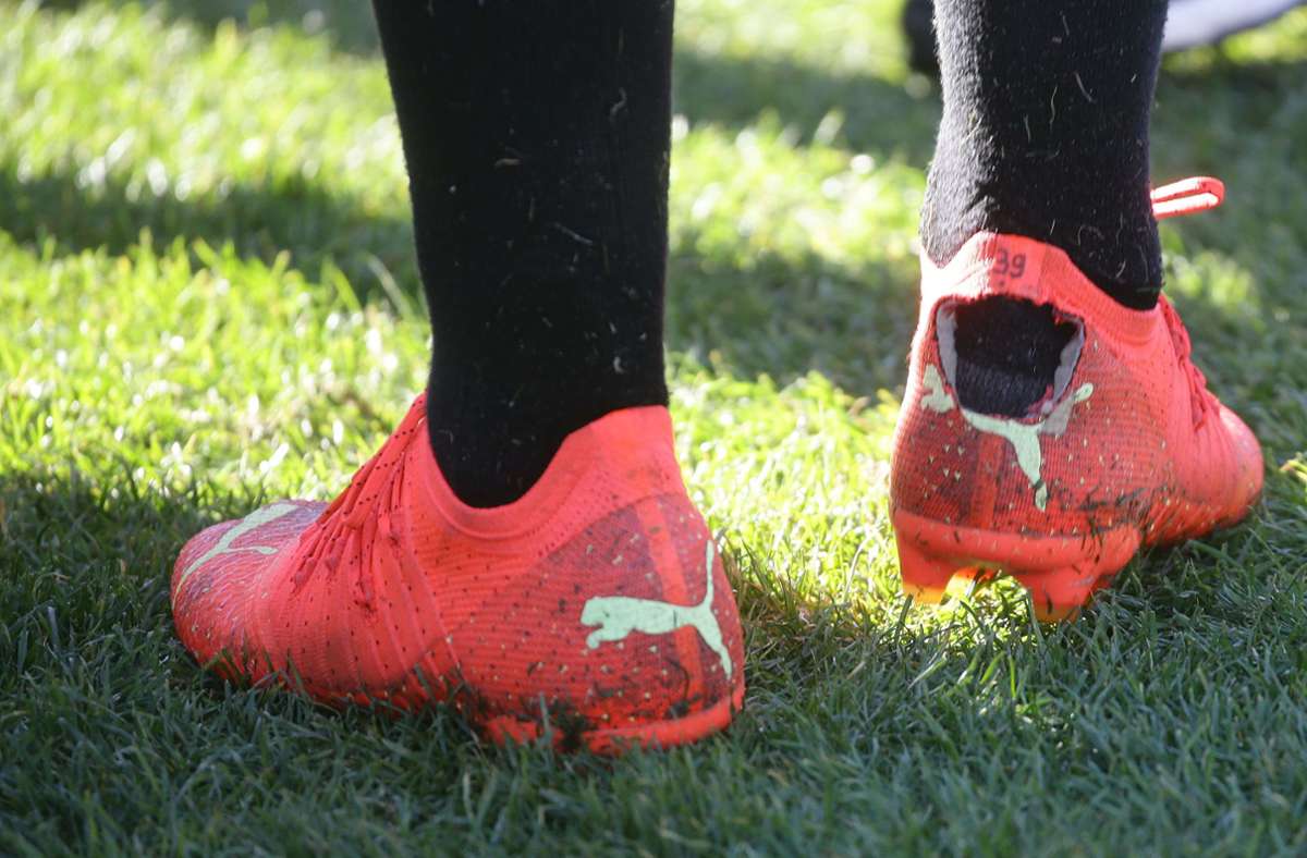Der rechte Schuh von VfB-Stürmer Thomas Kastanaras ist hinten aufgeschnitten.