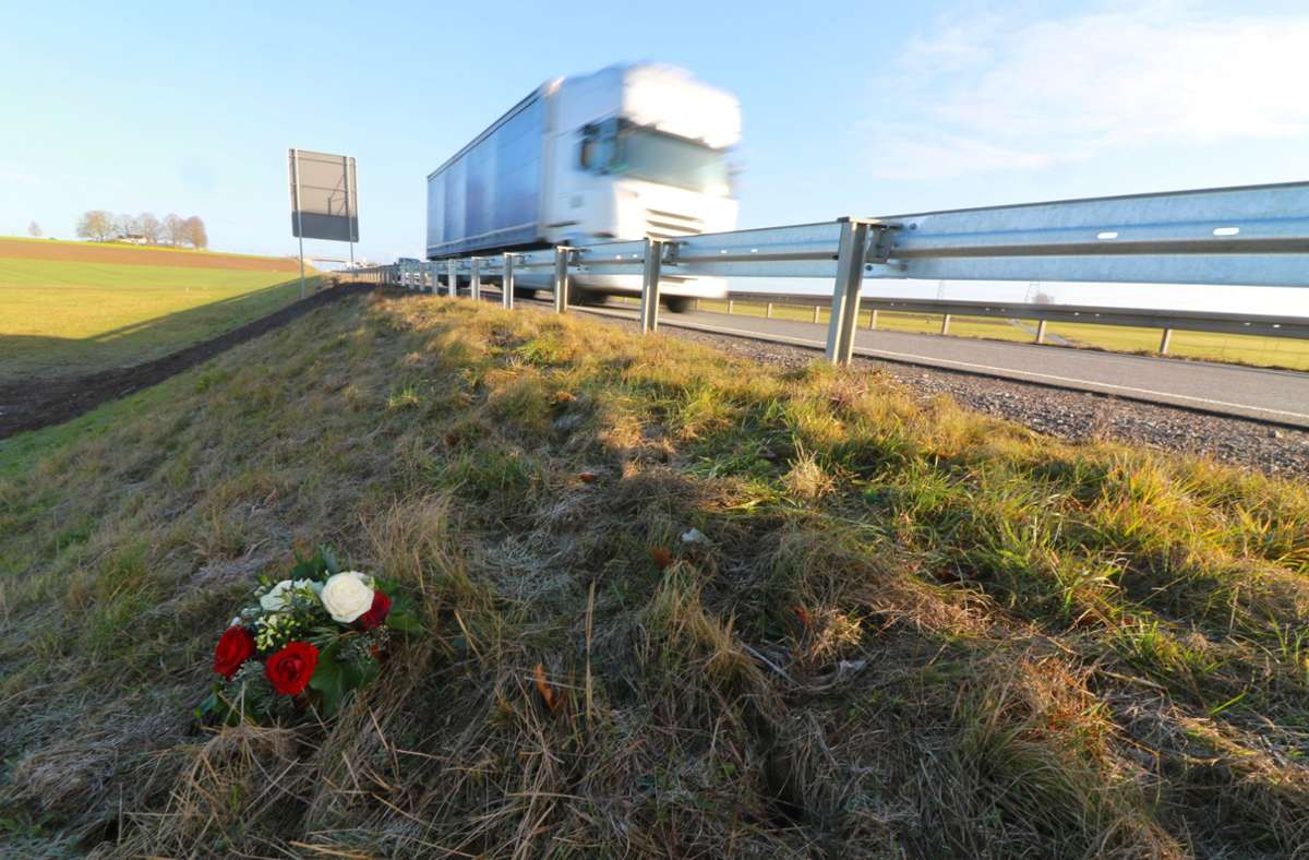 Blumen am Straßenrand nach dem dreifach tödlichen Unfall am 29. November 2019 auf der B 464