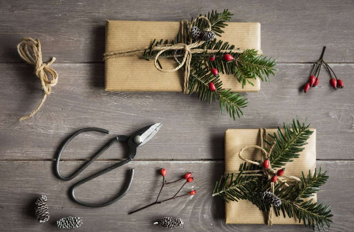 Wer ein günstiges Weihnachtsgeschenk sucht, kann sich eines basteln oder probiert einen der Tipps unserer Redaktion.