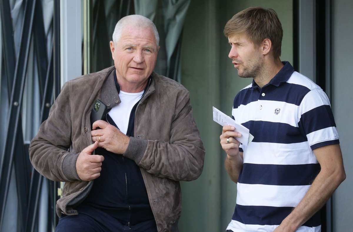 Kickers-Präsident Rainer Lorz und Sportdirektor Marc Stein unterhalten sich am Rande des letzten Oberliga-Heimspiels gegen den SV Oberachern.