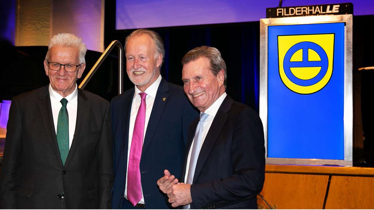 Ministerpräsident Winfried Kretschmann (links) und Ex-Ministerpräsident Günther  Oettinger sprachen bei der Abschiedsfete von Roland Klenk (Mitte).
