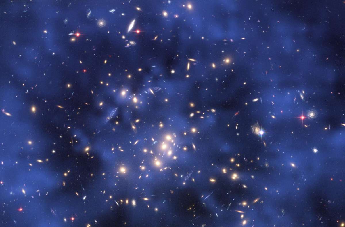 Dies am Dienstag (15.05.2007) vom europäischen Hubble-Zentrum veröffentlichte Bild zeigt einen Ring Dunkler Materie in einem fünf Milliarden Lichtjahre entfernten Galaxienhaufen.