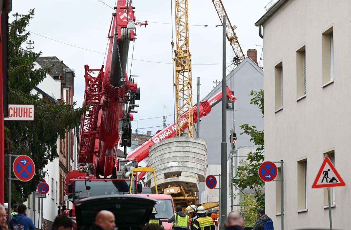 Wiesbaden: Baukran stürzt auf Wohnhaus