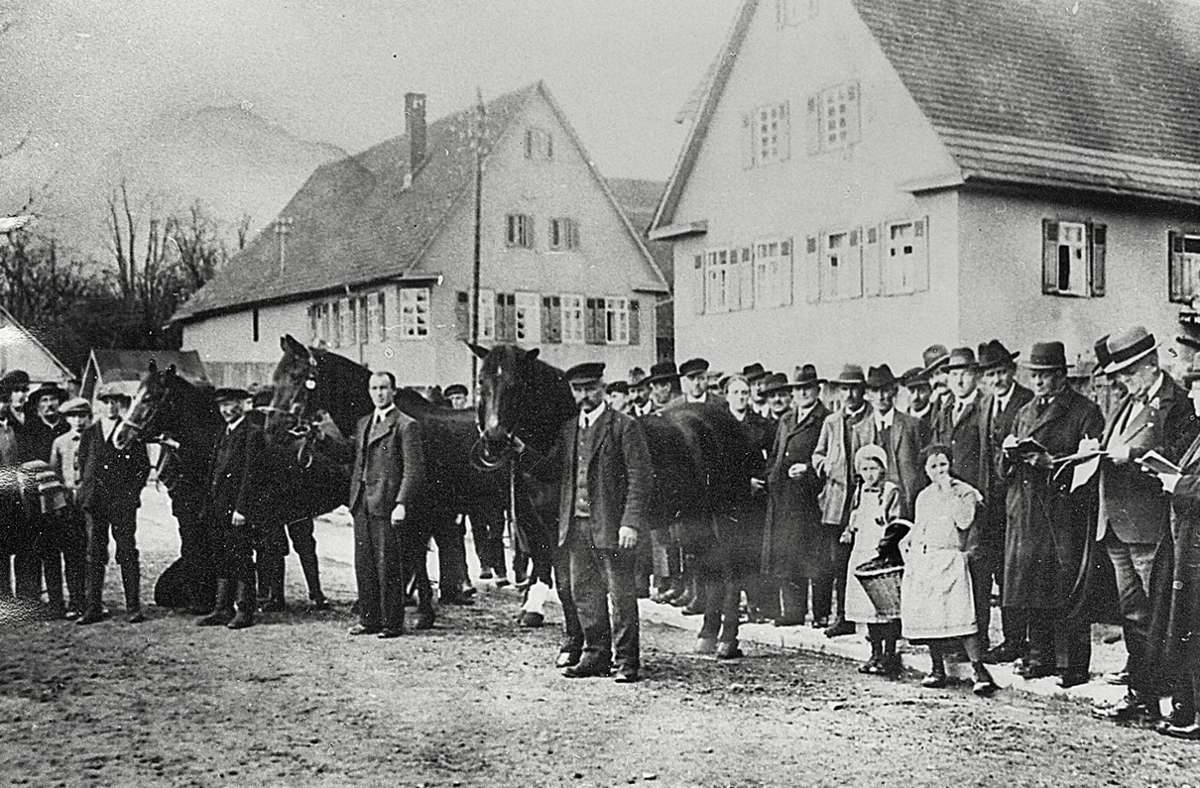 Dieses Foto entstand ungefähr 1935 und zeigt die Prämierung beim Bernhäuser Pferdemarkt.