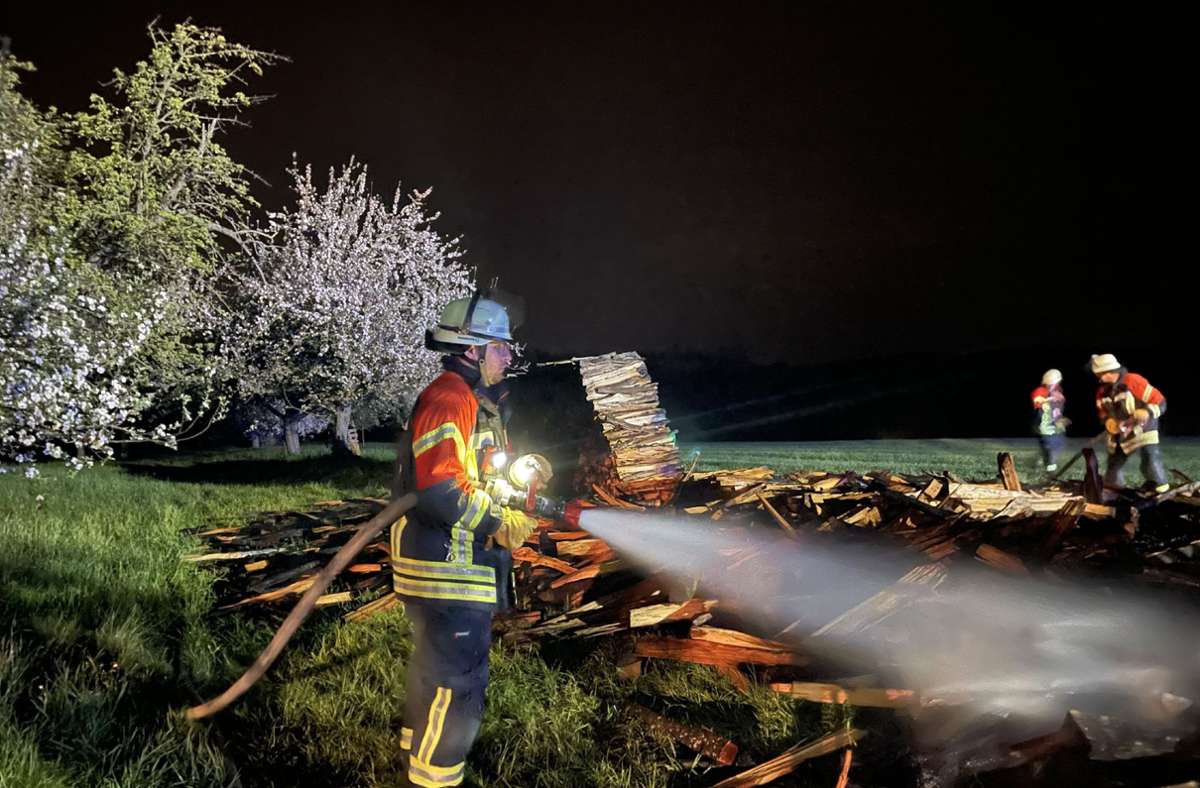 Brandserie im Kreis Böblingen: Wieder brennen Holzstapel  in Schönaich