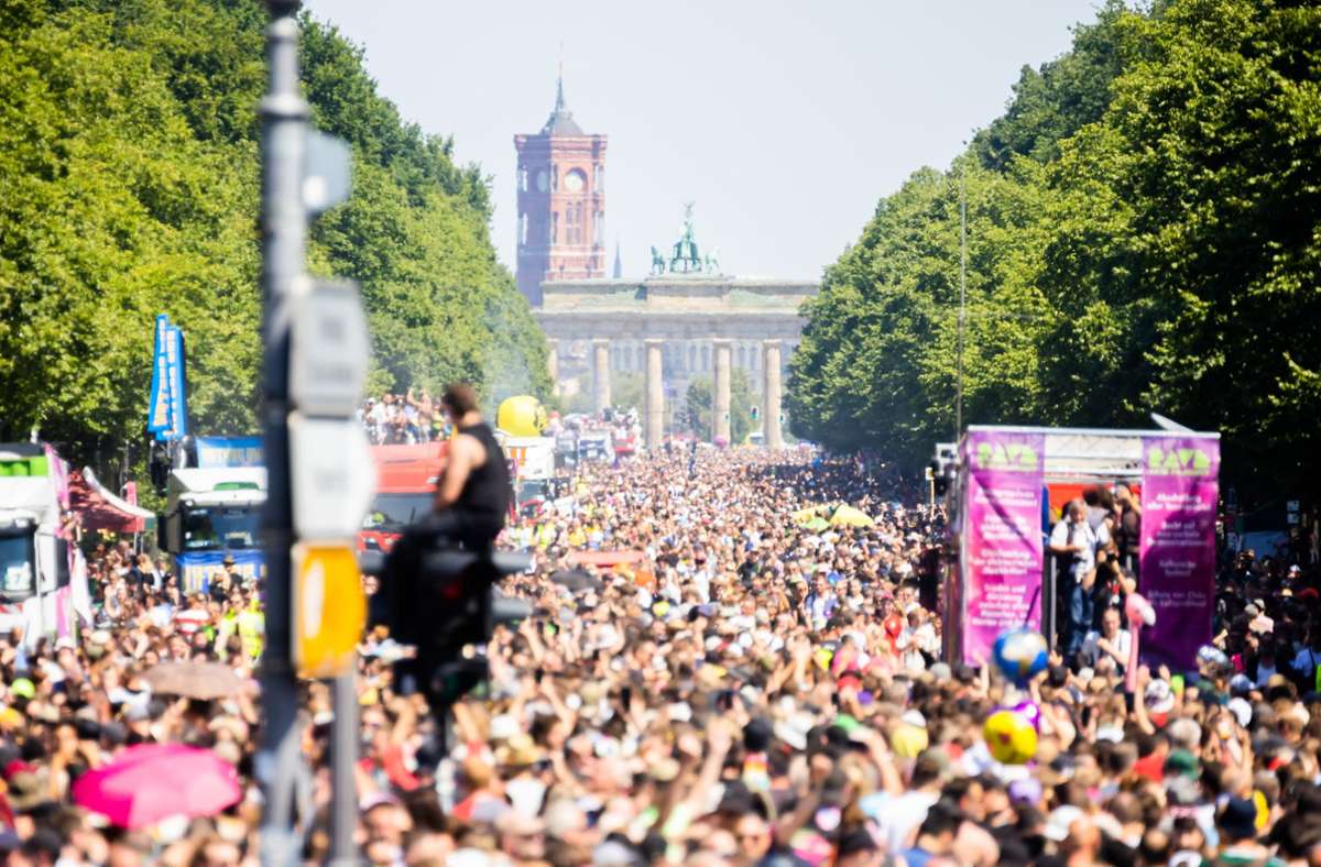 „Rave the Planet“ in Berlin: Polizei  zu Techno-Fans: Bitte nicht entkleiden