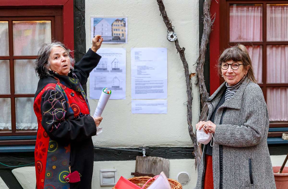Sabina Hunger (links) und Annerose Wald sprechen sich gemeinsam mit weiteren Altstadt-Bewohnern gegen den geplanten Neubau  in der Langen Straße aus. Foto: S/Schlecht