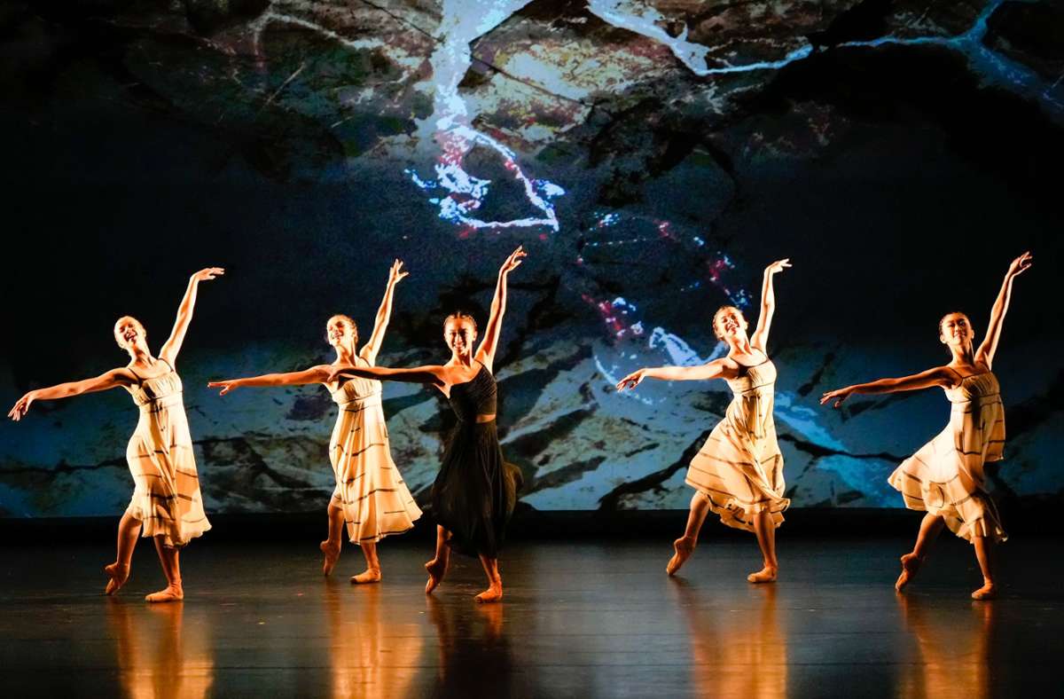 Tänzerinnen in Emanuele Babicis Stück „Veritas vos libertat“  beeindruckten mit  klassischer und  lebendig fließender Bewegungssprache.