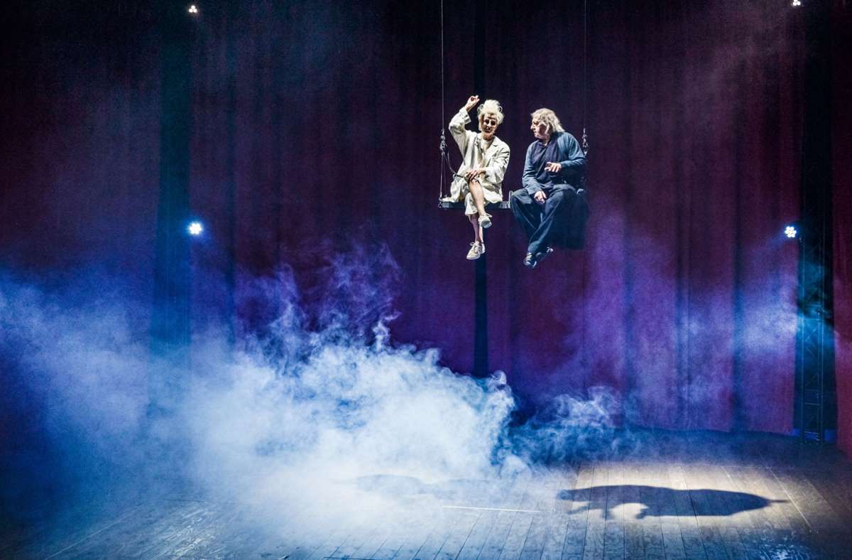 Im Zauberolymp: Sylvana Krappatsch als Ariel und André Jung als Prospero in Shakespeares „Sturm“ in Stuttgart