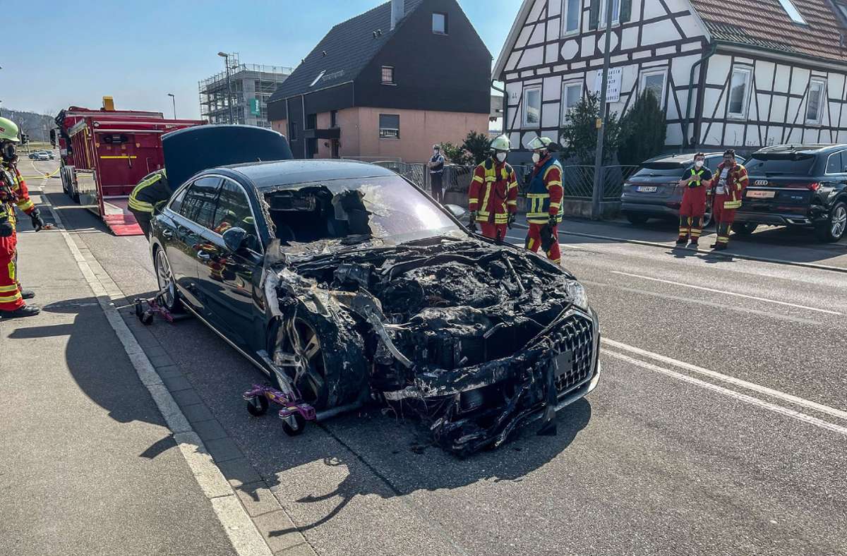 Autohaus in Leonberg: Hybridfahrzeug fängt Feuer im Verkaufsraum