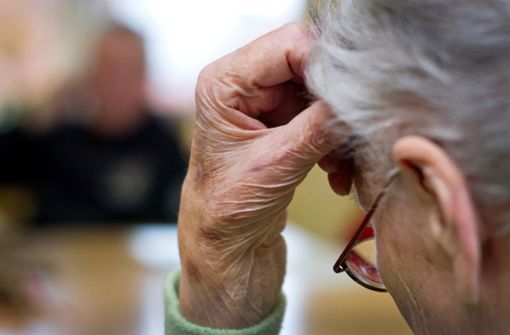Die Diagnose Alzheimer kann das Leben einer ganzen Familie durcheinanderbringen. Gesten und Nähe helfen im Umgang mit Betroffenen. Foto: dpa/Patrick Pleul