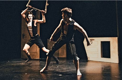 Akrobatik trifft Figurenspiel: Das Duo Raum 305  hinterfragt im Theater Rampe die Haltbarkeit von Liebe. Foto: Rene Ehrhardt Photography/REP