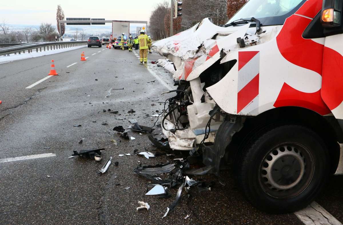 Unfall bei Schwieberdingen: Bei Rot über Ampel: Beifahrer  schwer verletzt