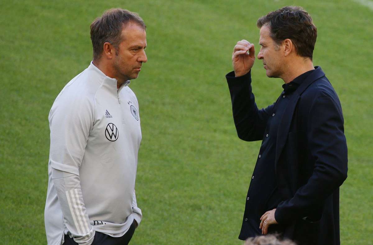 Dürfen Bundestrainer Hansi Flick (li.) und Manager Oliver Bierhoff nach dem WM-Aus weitermachen?