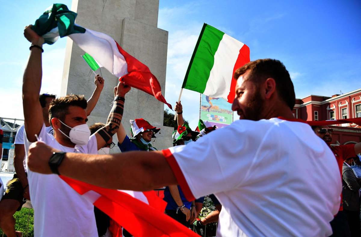 Die Italiener jubeln schon vor dem Spiel.